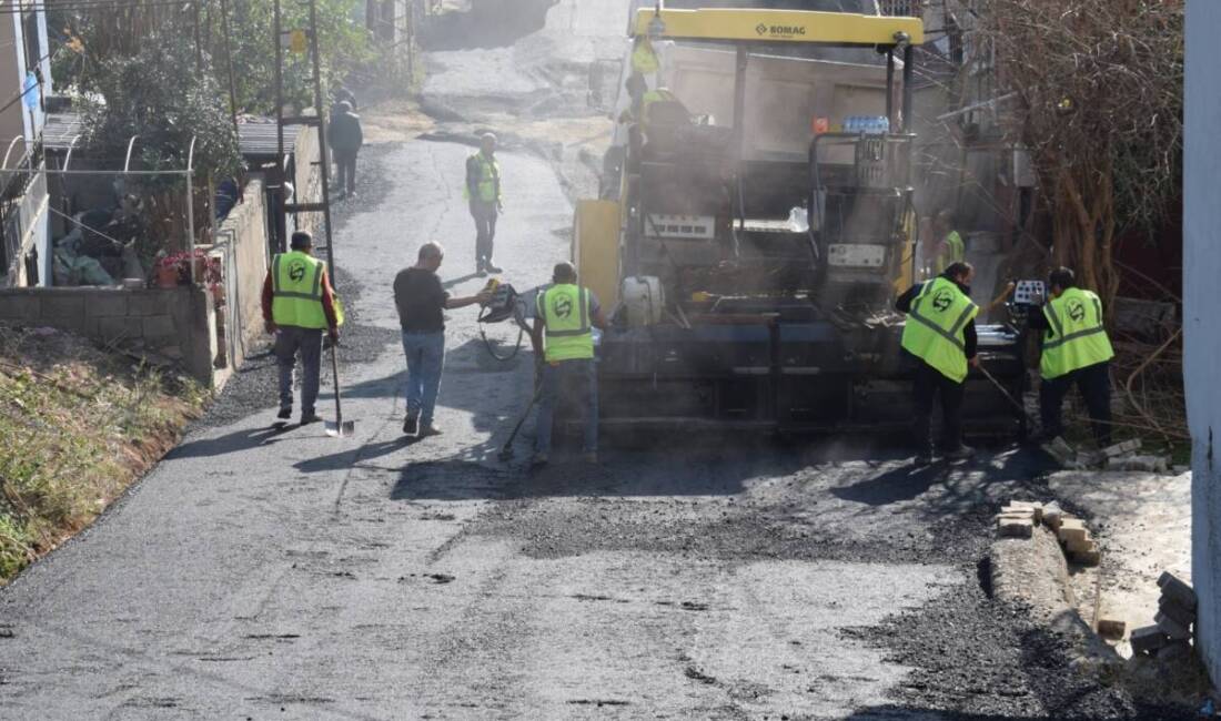 Hatay Büyükşehir Belediyesi, İskenderun Denizciler Mahallesi’nde aşınmış parke taşlarını sökerek