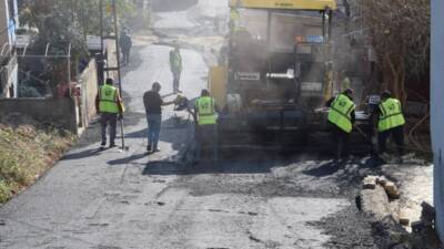 Hatay Büyükşehir Belediyesi, İskenderun Denizciler Mahallesi’nde aşınmış parke taşlarını sökerek