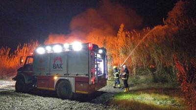 Hatay’ın Erzin ilçesinde, Aşağıburnaz mevkiindeki bir portakal bahçesinde çıkan yangın,