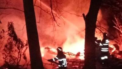 Hatay’ın Kırıkhan ilçesinde akşam saatlerinde Bektaşlı Mahallesi’nde çıkan çadır yangını,
