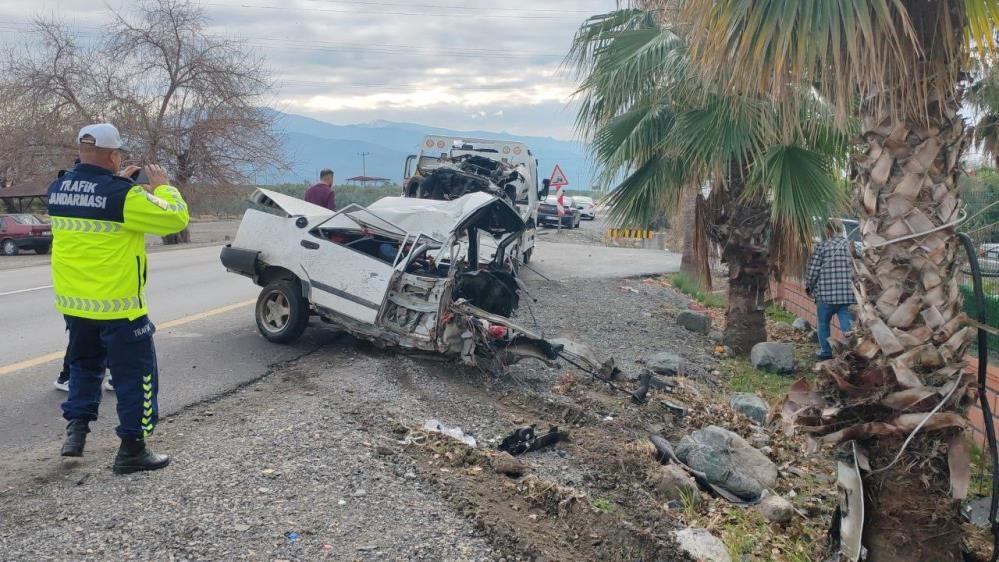 Hatay’ın Erzin ilçesinde kontrolden çıkan bir otomobil, yol kenarındaki palmiye