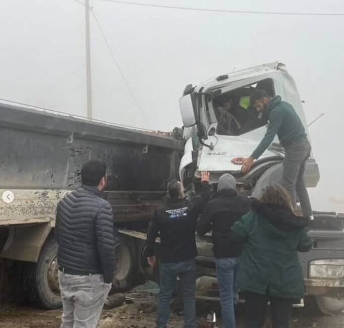 Hatay’ın Yayladağı ilçesinde yoğun sis nedeniyle korkunç bir kaza yaşandı.