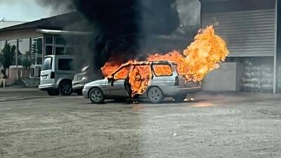 Antakya’nın Kuzeytepe Mahallesi’nde, seyir halindeki bir otomobilin motor kısmı aniden