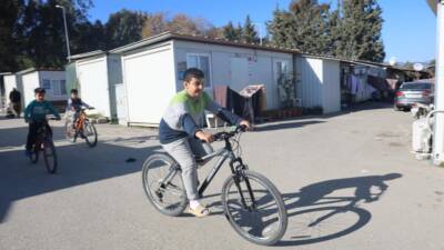 Antakya’nın Alahan Mahallesi’nde, depremzedeler için kurulan konteyner kentte yaşayan 13