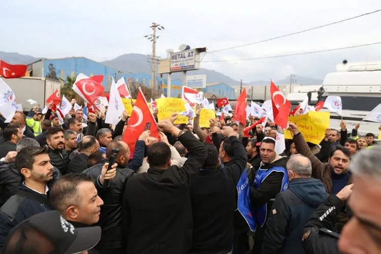 Dörtyol Organize Sanayi Bölgesi’ndeki Yolbulan Metal fabrikasında süren grevde işçiler,