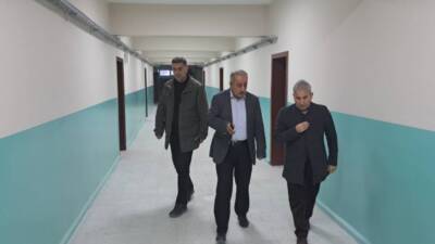 Hatay’ın Defne ilçesinde, İlçe Milli Eğitim Müdürü Kemal Gülistan, güçlendirme