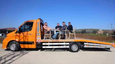 Hatay’da çekici üzerine masa ve sandalye koyarak şehir turu atan