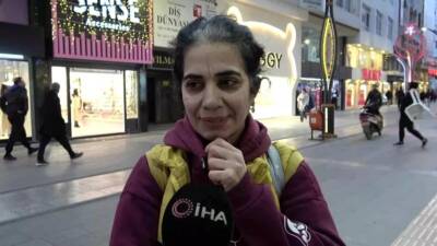 Hatay'ın İskenderun ilçesinde Ayşe Aslan'ın sokak köpeğiyle yemeğini paylaşması, sosyal