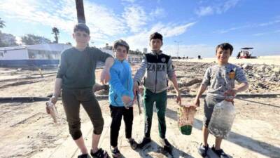 Hatay’da bir grup çocuk, kuraklık nedeniyle denize ulaşamayan kanalda mahsur