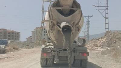 Hatay’ın Antakya ilçesinde bir beton mikseri, yol ortasına beton dökerek