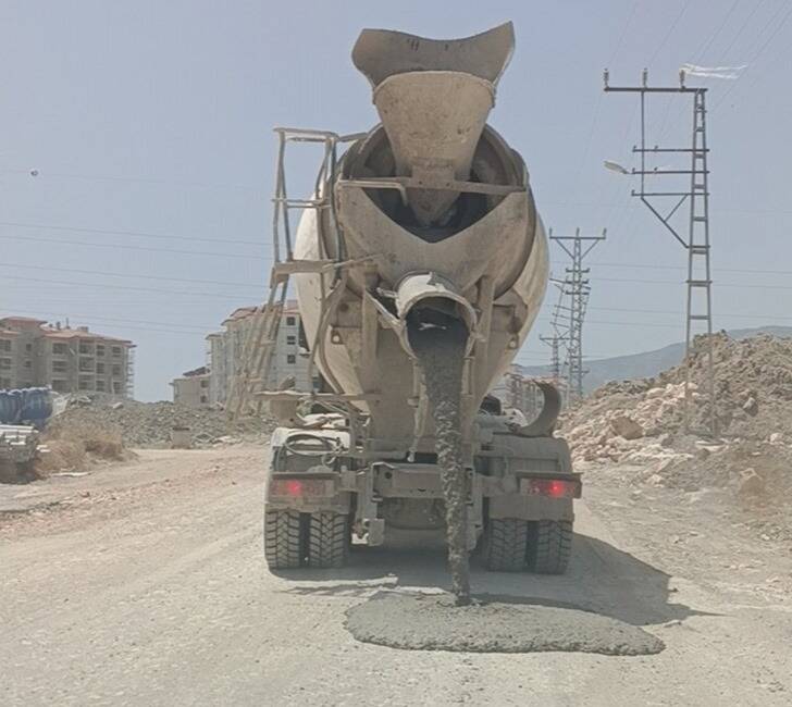 Hatay’ın Antakya ilçesinde bir beton mikseri, yol ortasına beton dökerek