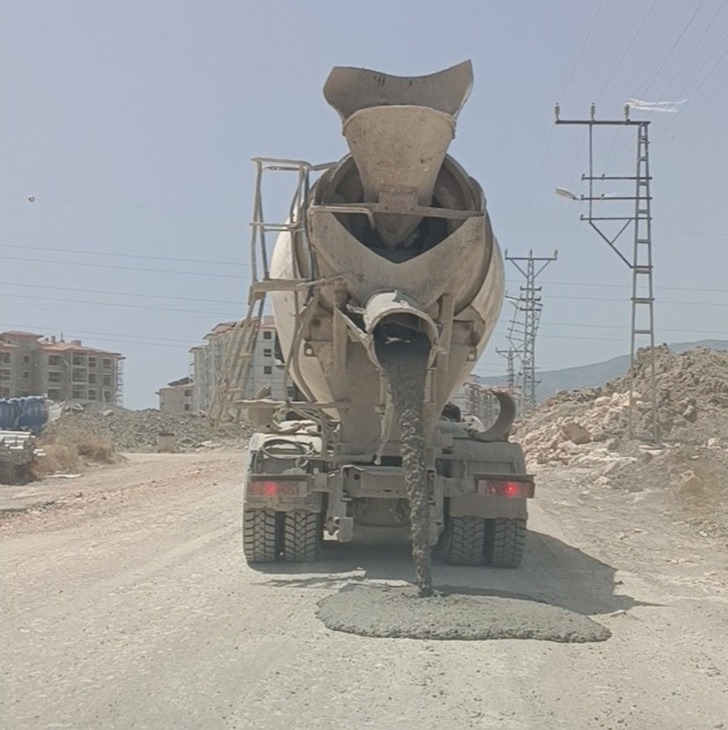 Hatay’ın Antakya ilçesinde bir beton mikseri, yol ortasına beton dökerek