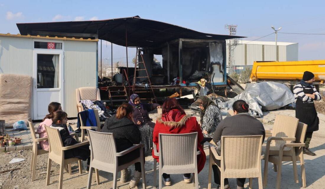 Hatay’da depremzede bir ailenin sığındığı konteyner ev, çıkan yangında küle