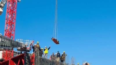 Antakya’nın Esentepe Mahallesi’nde bulunan bir inşaatta çalışan işçi, dengesini kaybederek