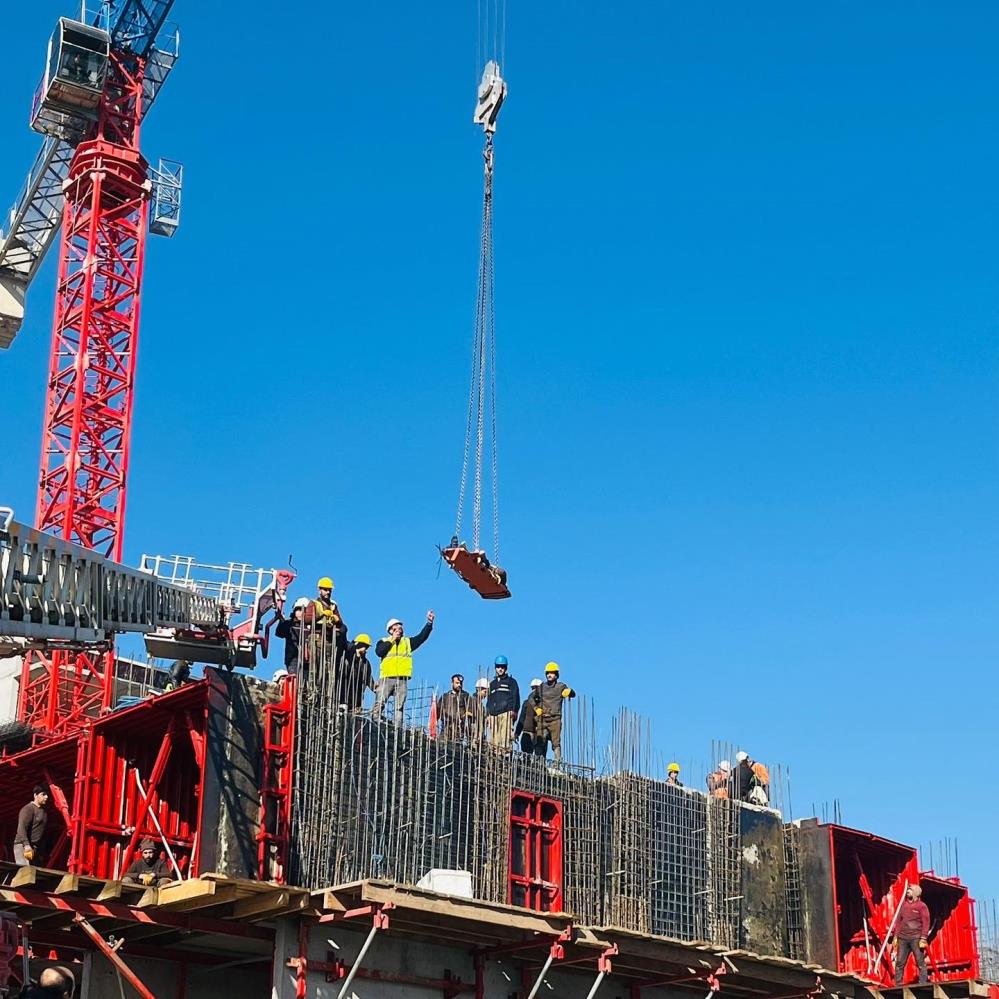 Antakya’nın Esentepe Mahallesi’nde bulunan bir inşaatta çalışan işçi, dengesini kaybederek