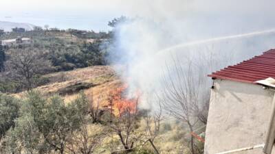Hatay’ın İskenderun ilçesinde bir evin bahçesinde çıkan yangın, itfaiye ekiplerinin