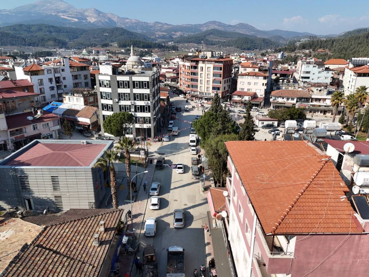 Hatay Büyükşehir Belediyesi (HBB), il genelindeki inşa ve iyileştirme çalışmalarına