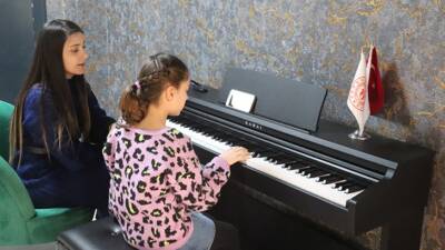 İskenderun Gençlik Merkezi öğrencilerinden Lülü Ömür Dikili, Adana Rhapsody Piyano