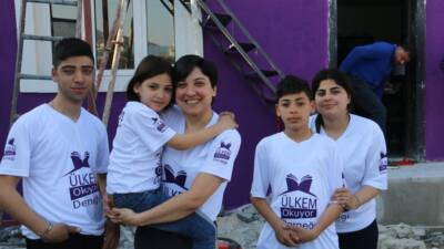 Hatay’ın yıkımın ardından yaşam mücadelesini sürdüren ailelere umut olan sağlıkçı