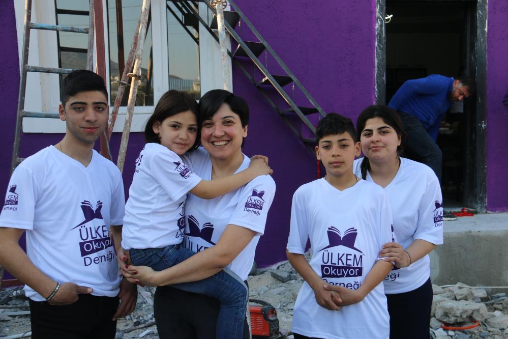 Hatay’ın yıkımın ardından yaşam mücadelesini sürdüren ailelere umut olan sağlıkçı