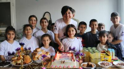 Hatay’ın yıkımın ardından yaşam mücadelesini sürdüren ailelere umut olan sağlıkçı