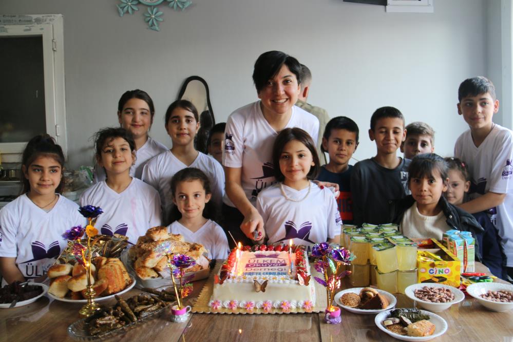 Hatay’ın yıkımın ardından yaşam mücadelesini sürdüren ailelere umut olan sağlıkçı