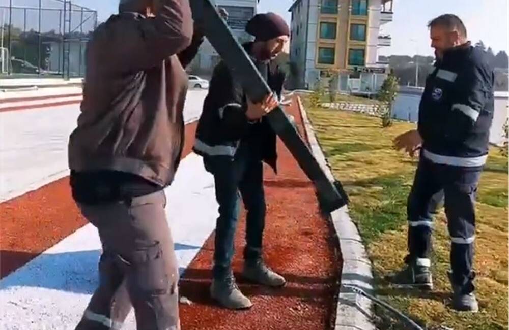 Antakya Belediyesi Park ve Bahçeler Müdürlüğü ekipleri, kış mevsimi öncesinde