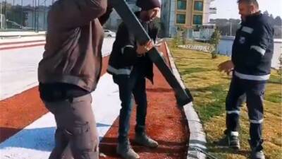 Antakya Belediyesi Park ve Bahçeler Müdürlüğü ekipleri, kış mevsimi öncesinde