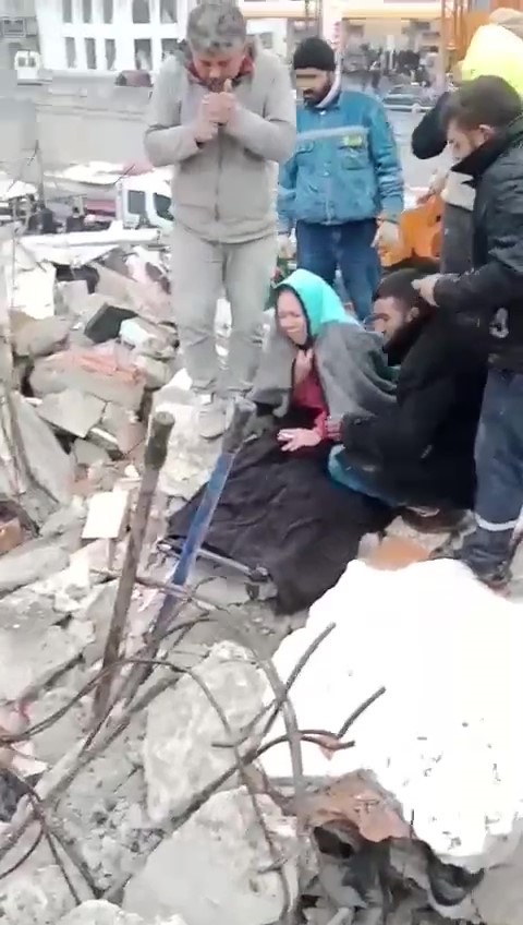 Hatay’ın İskenderun ilçesinde, Kahramanmaraş merkezli depremlerin ardından büyük bir yıkım