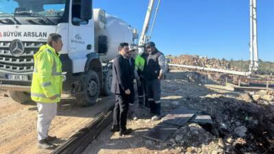 Hatay’ın Yayladağı ilçesi Kaymakamı Halil Yazıcı, Karacurun Mahallesi’nde yapımı devam