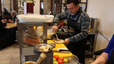 2025 yılına girdiğimiz ilk saatlerde Nadim ustanın humus salonunda usta