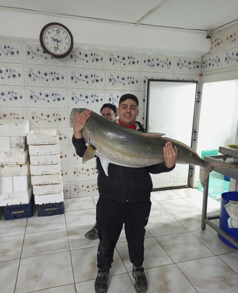 Hatay'ın İskenderun Körfezi'nde oltayla balık avlayan Ramazan Giravi, 1 metre