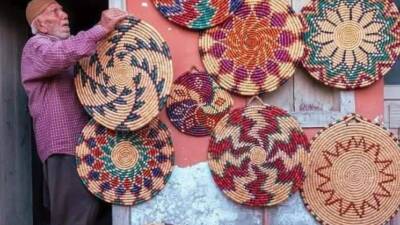 Hatay’ın Altınözü ilçesinde Altınkaya mahallesi sakinleri buğday sapından yaptıkları hasır