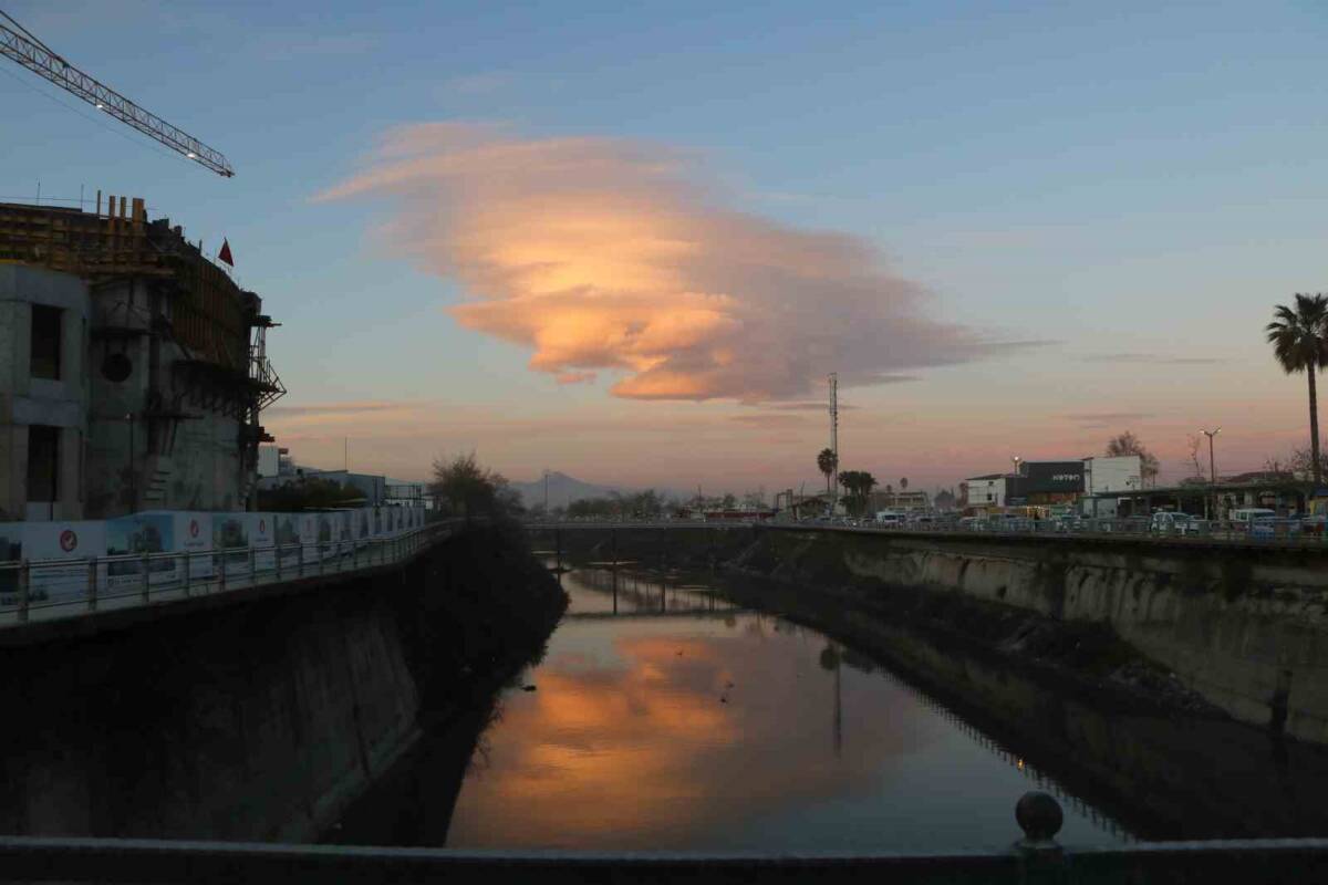 Hatay semalarında görülen mercek bulutları, vatandaşlar tarafından büyük ilgi gördü.