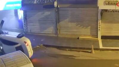 Hatay'ın Reyhanlı ilçesinde, bir otomobil direksiyon hakimiyetini kaybederek kaldırıma çıktı