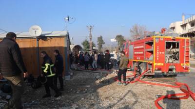 Hatay’ın Defne ilçesi Harbiye Mahallesi’nde depremzedelerin yaşadığı 4 konteyner, çıkan