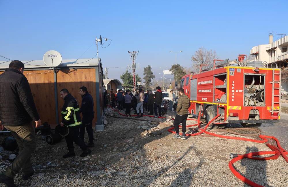 Hatay’ın Defne ilçesi Harbiye Mahallesi’nde depremzedelerin yaşadığı 4 konteyner, çıkan