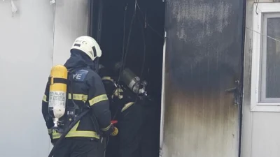 Antakya'nın Fevzi Paşa Mahallesi'nde bulunan konteynerlerde çıkan yangın, Hatay Büyükşehir