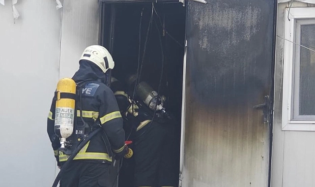 Antakya'nın Fevzi Paşa Mahallesi'nde bulunan konteynerlerde çıkan yangın, Hatay Büyükşehir