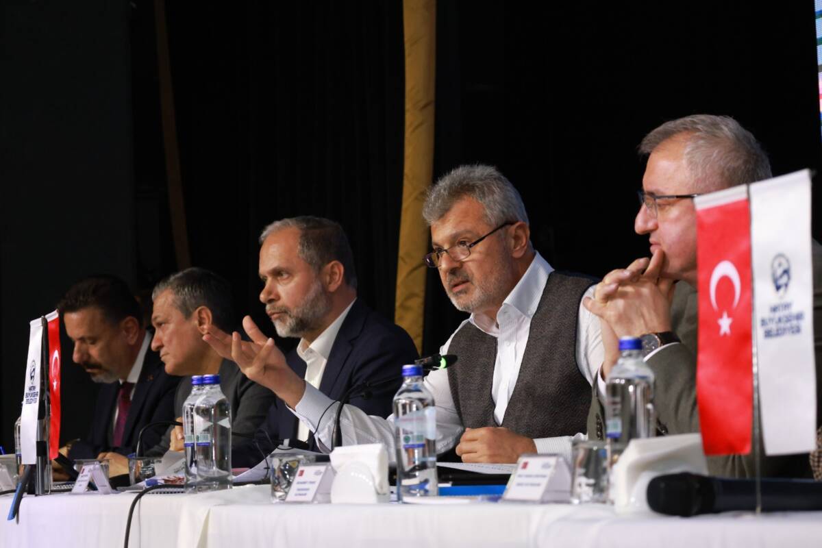 Hatay Büyükşehir Belediye Başkanı Mehmet Öntürk'ün liderliğinde gerçekleşen muhtar toplantıları,