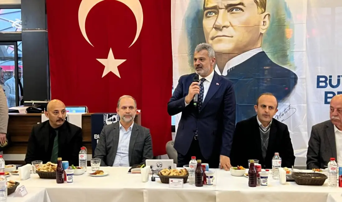 Hatay Büyükşehir Belediye Başkanı Mehmet Öntürk, İskenderun’da gazetecilerle bir araya