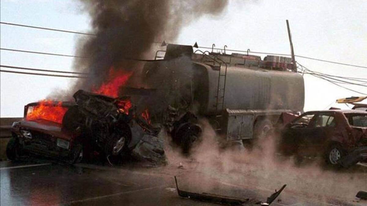 Nijerya'da bir petrol tankerinin patlaması sonucu yakıt toplamaya çalışan en