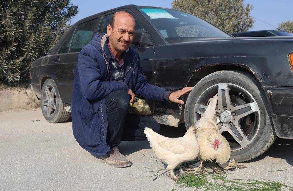 Hatay’da aracını satmak için araba pazarına getiren Mehmet Kuyucu, hobi