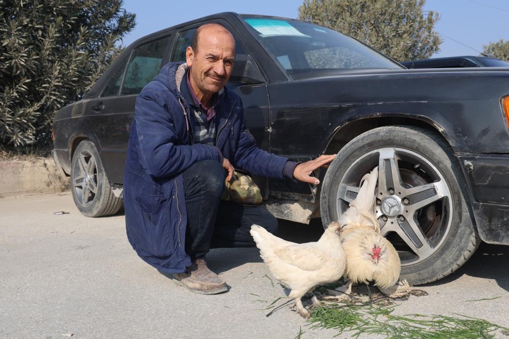 Hatay’da aracını satmak için araba pazarına getiren Mehmet Kuyucu, hobi