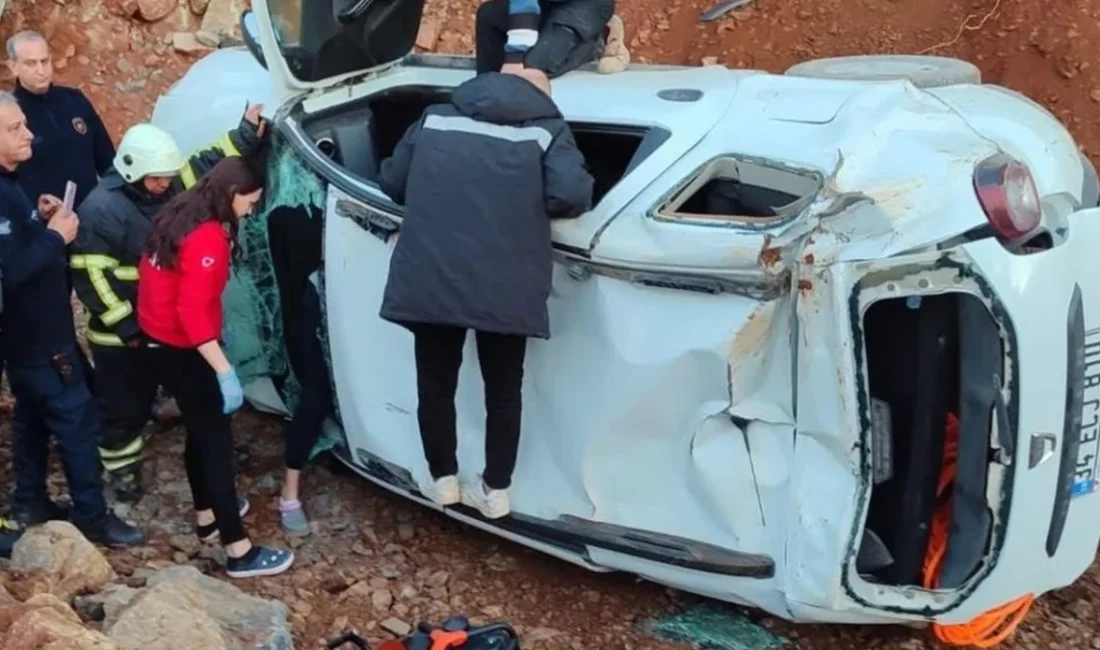 Hatay'ın Arsuz ilçesinde uçuruma yuvarlanan otomobilde sıkışan sürücü, ekiplerin yoğun