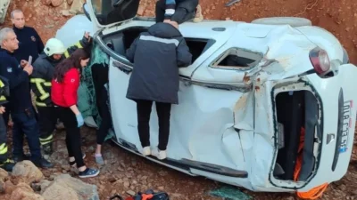 Hatay'ın Arsuz ilçesinde uçuruma yuvarlanan otomobilde sıkışan sürücü, ekiplerin yoğun