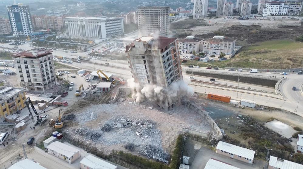 Hatay’ın Antakya ilçesinde ağır hasarlı bir binanın kontrollü yıkımı, vatandaşlarda