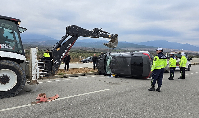 Hatay’ın Hassa ilçesinde, üç aracın karıştığı zincirleme trafik kazasında iki