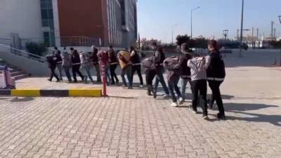 Hatay Emniyet Müdürlüğü ekipleri, İskenderun’da farklı suçlardan aranan ve olay