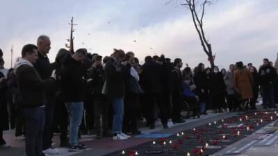 Depremde yakınlarını kaybeden aileler, Adalet Peşinde Aileleri Platformu öncülüğünde Kadıköy